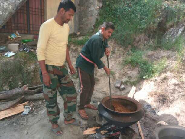 Roti back distributed Bhatt's chutki and kukla