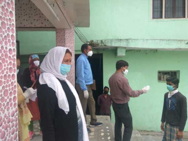 रानीखेत में लोगों का स्वास्थ्य परीक्षण करते स्वास्थ्य कर्मी।