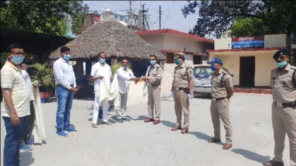 Policemen were shawls and showered flowers