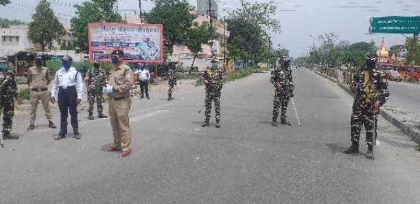 Arms border forces personnel are stationed on the UP border