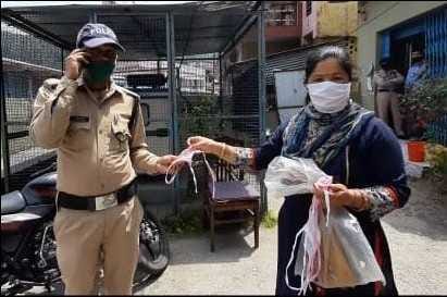Corona Veer: Mamta is making people aware by distributing masks