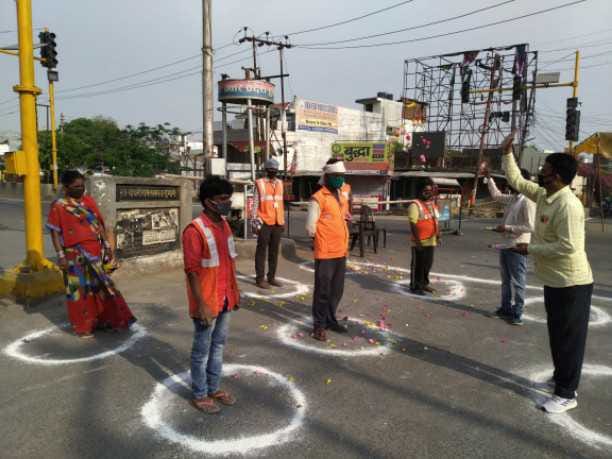 nagar nigam/ Flower showers on the cleaning staff