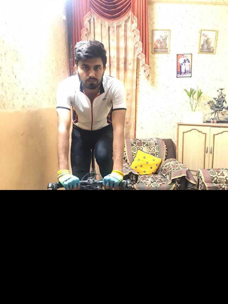 घर पर इंडोर साइकल ट्रेनर पर अभ्यास करते हैं साकेत मल्होत्रा
