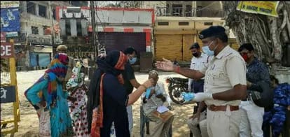 पुलिस मास्क देती हुई