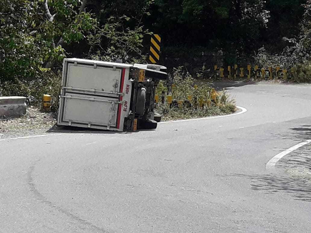 Pickup accident returning after delivering ice cream, driver narrowly escaped