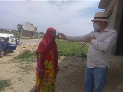 साम्बा के सीमबर्ती गांव मै लेवर की थर्मल जांच करते अधिकारी