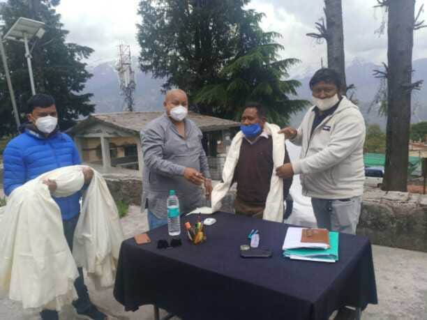 mla dhami gave award to corona worriers