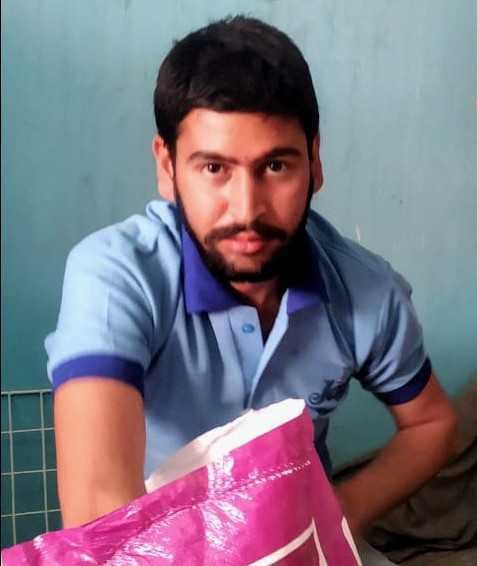 Corona Veer-B-Pharma student gets ready since morning to prepare rationkit