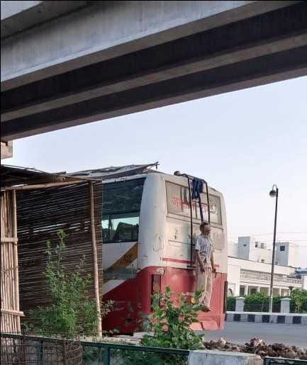 A bus tied to the roof trap, the old man committed suicide by hanging himself in the neck
