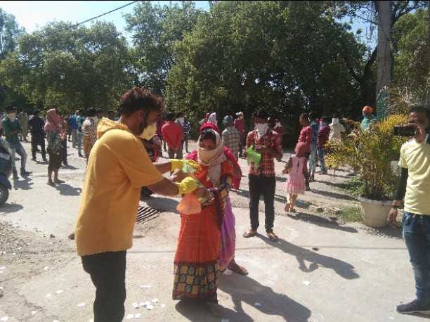 mazdooro ko muhaya larva raha khana