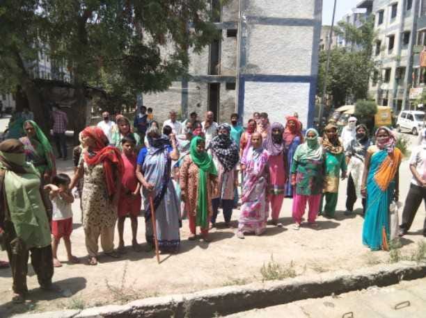 One month of lockdown, government help is not reaching the poor