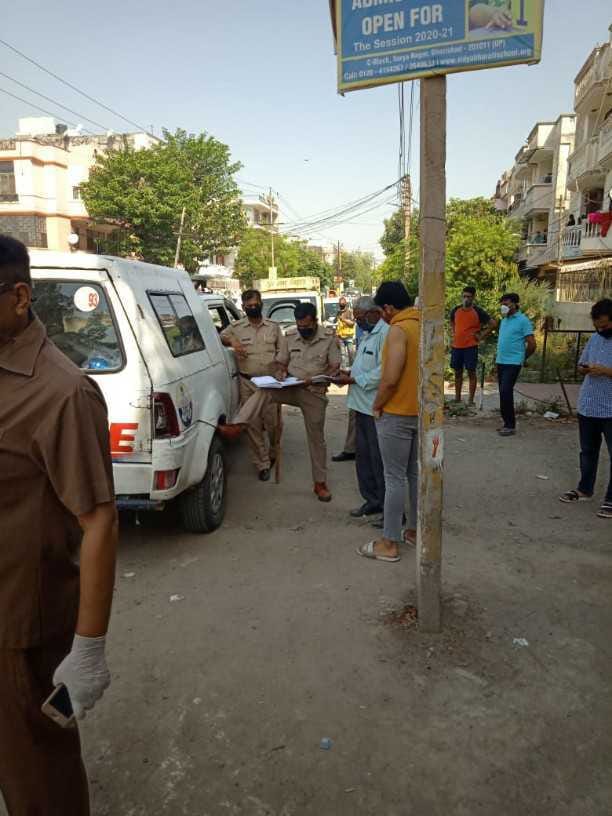 Mad going to work in homes stopped, commotion