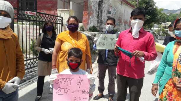 Children and women of Krishnapuri are making people aware by taking posters in their hands