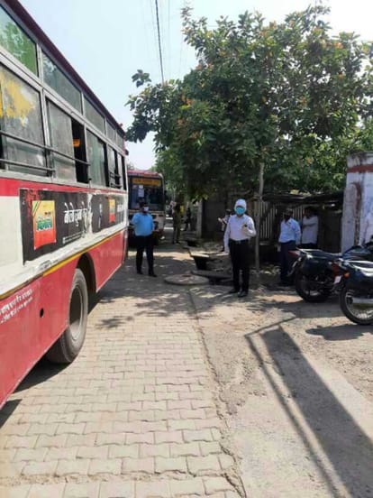 प्रशासन ने बकेवर में क्वारन्टीन लोगों को उनके घरों को दो बसों से भेजा।