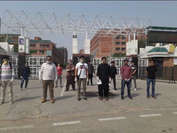 शारदा विवि से रवाना होते अफगानी छात्र