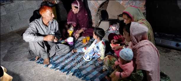 पुंछ में पाकिस्तानी गोलीबारी के दौरान रोजा इफ्तार करते हुए लोग
