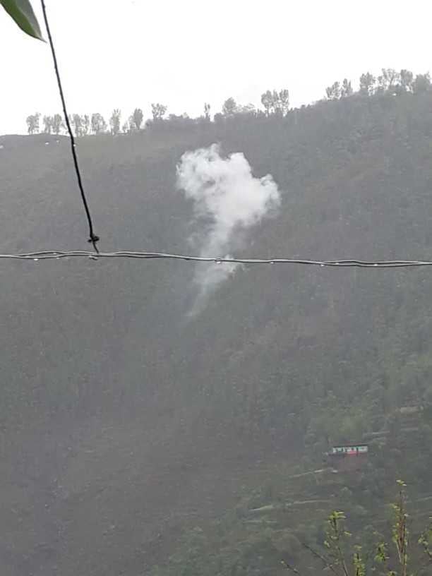 पुंछ जिले में नियंत्रण रेखा पर ग्रामीण क्षेत्रों में पाकिस्तानी गोलीबारी में उठता धुआं