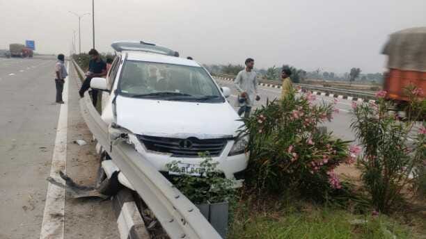 4 people injured in an accident on the Eastern Peripheral Expressway collided with the Innova car divider