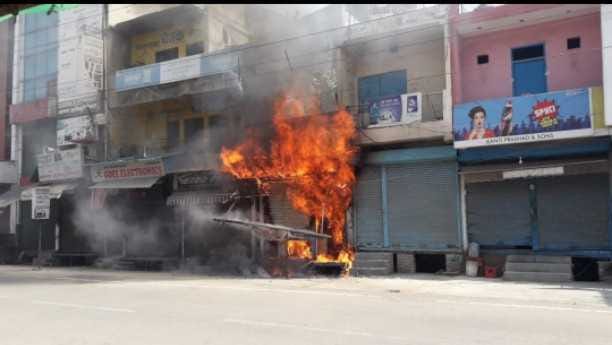 electronic shop mein lagi Aag, lakhon ka nuksan