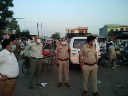 सब्जी मंडी नरवाना का जायजा लेतेडीएसपी व अन्य पुलिस अधिकारी।