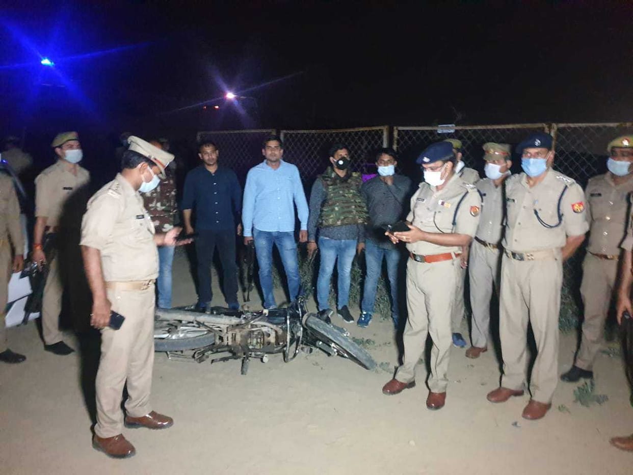 police muthbhed me 2 badmash ghayal, 2 farar