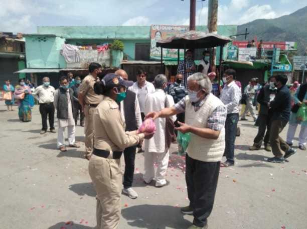 Corona heroes honored in Dwarahat.
