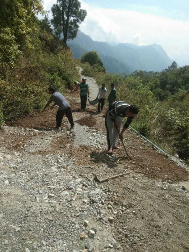 Delhi Police jawan repair road in lockdown