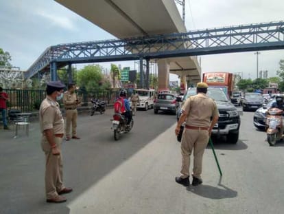 मोहननगर चौराहे पर चेकिंग करते सीओ साहिबाबाद और एसएचओ साहिबाबाद।