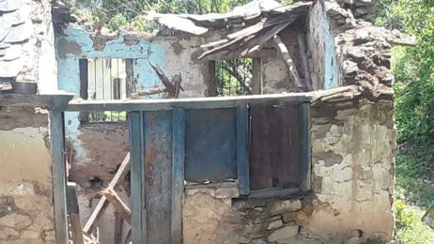The roof of the old house collapsed due to rain in Gaina.