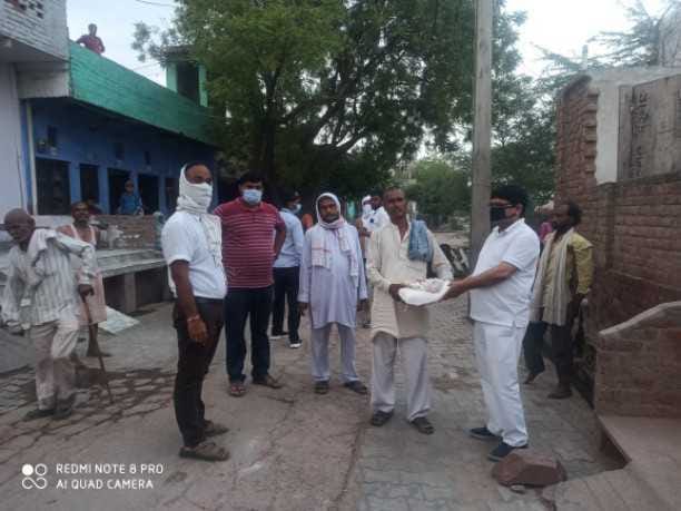 सौंख में महाराजा गु्रप ने गरीबों को बांटे राशन सामग्री पैकेट
