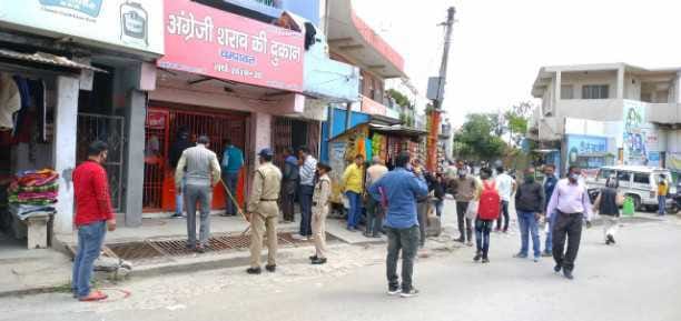 secound day low croud in wineshop champawat