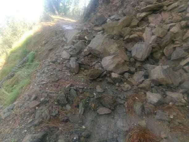 Muvani-Chaubati road collapsed with debris, movement halted