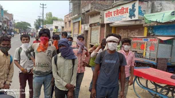 Many workers of Bahraich reach Lakhimpur on foot from Telangana
