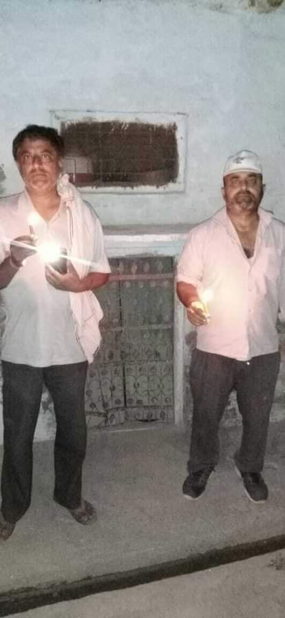 गांव में दीप जलाते लोग