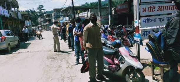 Violation of social distancing, FIR against  three shopekeeper,
