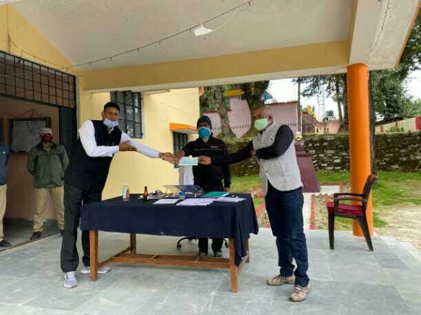 Two lakhs given to bring the people of Dehihat trapped outside.