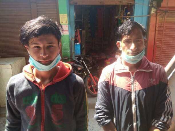 Nepal workers arriving in Jhulaghat in the hope of returning home, police returning to contractor