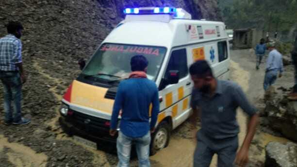 Patient trapped in ambulance ghat returning from Gangolihat leaving district hospital