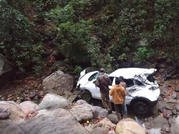 Car fell into a ditch due to haze &hail, driver injured