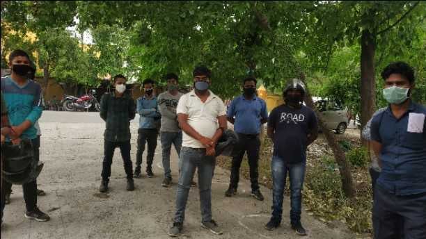रुद्रपुर उपश्रमायुक्त कार्यालय के बाहर सोशल डिस्टेंसिंग बनाकर खड़े श्रमिक।