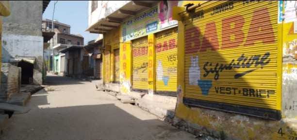 वैरियर लगाकर बाहरी लोगों का गांव में प्रवेश किया बंद