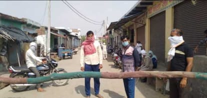 वैरियर लगाकर बाहरी लोगों का गांव में प्रवेश किया बंद