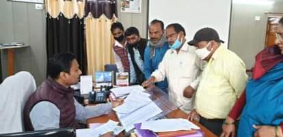 नियुक्तियों की जांच को लेकर पिथौरागढ़ में डीएम डॉ विजय कुमार को ज्ञापन देते कांग्रेसी।