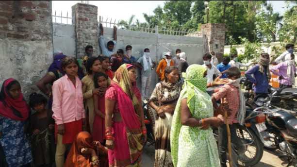 suparvaijar kind maut par muaavje ko lekar faiktri get par pradarshn