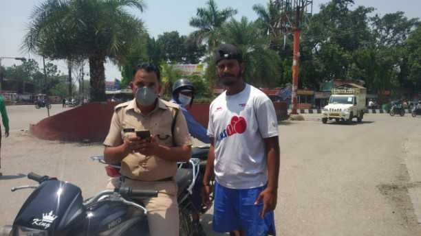Woman caught the bike riders running away by hand