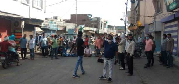 Narwana shopkeepers blocked the road against the administration
