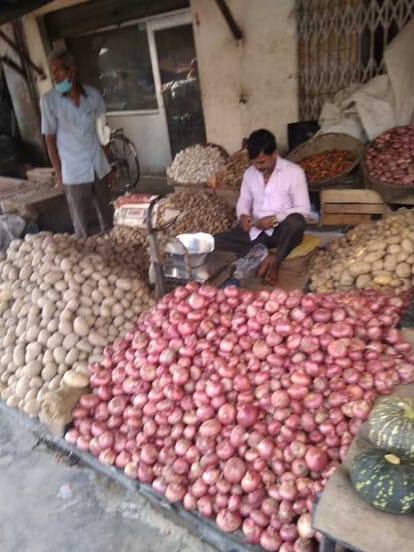 रुद्रपुर सब्जी मंडी में प्याज बेचता विक्रेता।