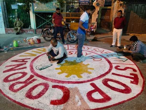 To encourage the Corona Warriors, they also wrote slogans and road paintings.