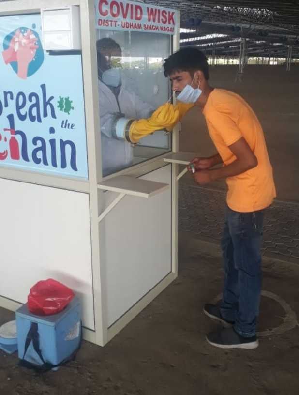 रुद्रपुर में बाहरी राज्यों से पहुंचे लोगों के सैम्पल लेती स्वास्थ्य विभाग की टीम।