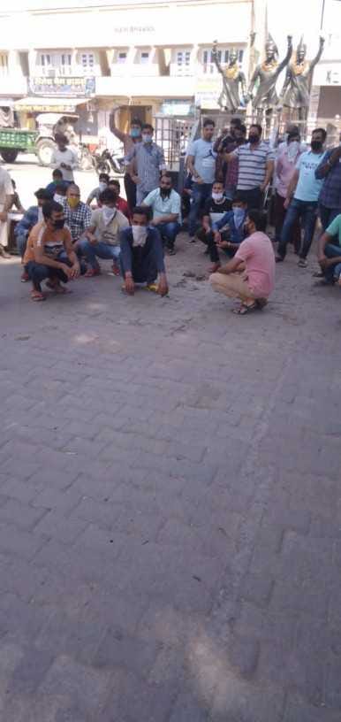 Singh Chowk jammed in protest against liquor contracts
